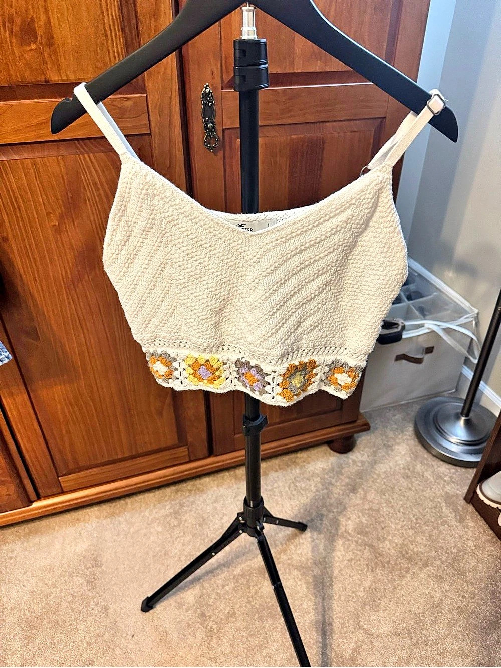 Hollister Floral Knit Crop Top in Cream Size Large Like New